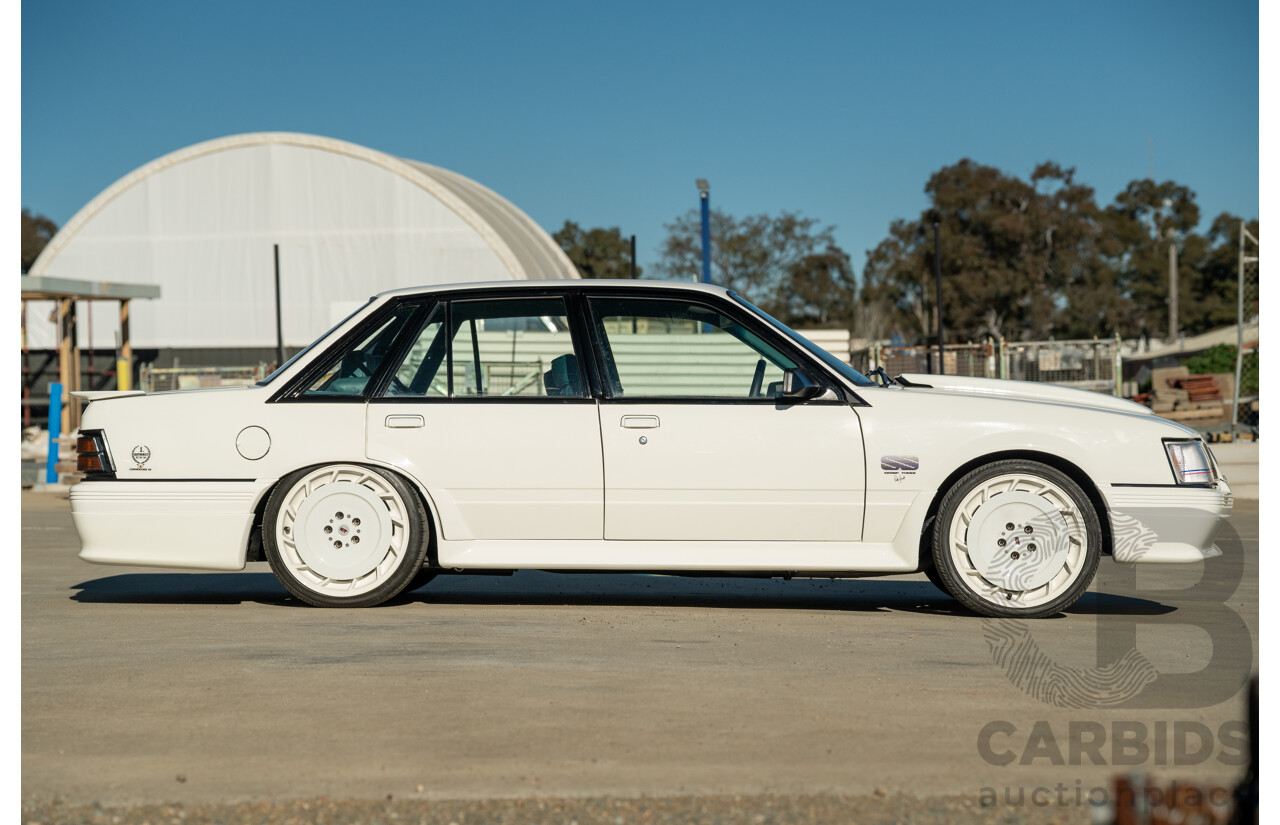 10/1984 Holden VK Commodore SL (134 Package) Groupe 3 Tribute 4d Sedan Alpine White V8 5.0L - Modified
