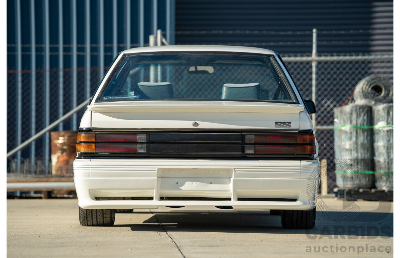 10/1984 Holden VK Commodore SL (134 Package) Groupe 3 Tribute 4d Sedan Alpine White V8 5.0L - Modified