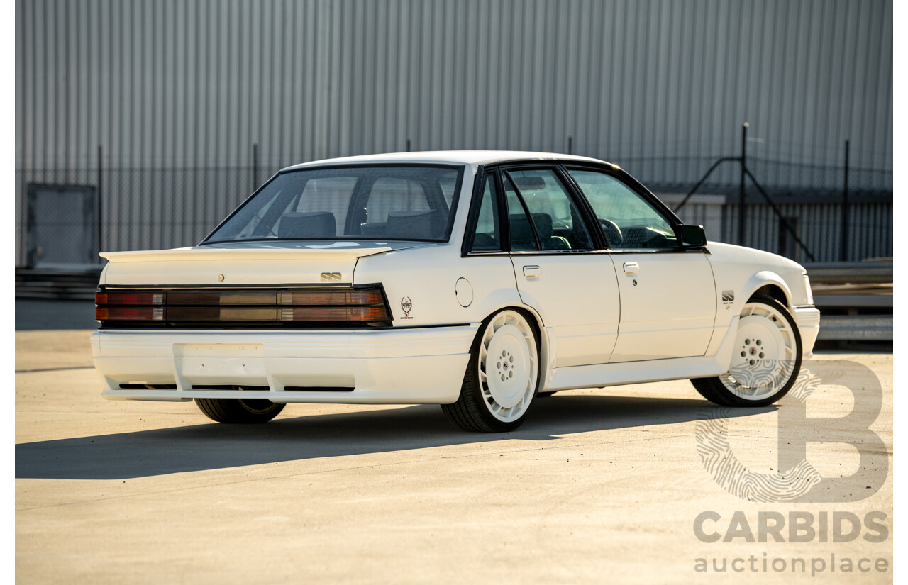 10/1984 Holden VK Commodore SL (134 Package) Groupe 3 Tribute 4d Sedan Alpine White V8 5.0L - Modified