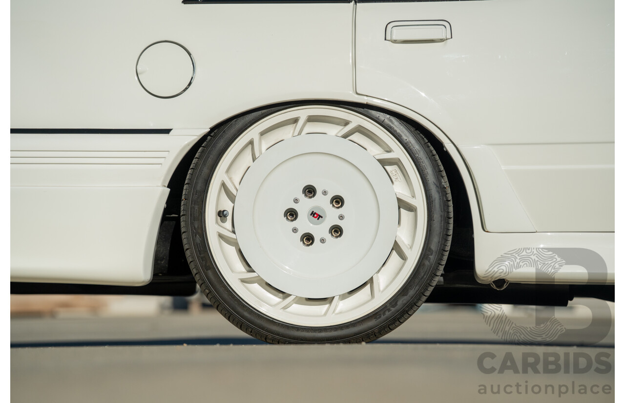 10/1984 Holden VK Commodore SL (134 Package) Groupe 3 Tribute 4d Sedan Alpine White V8 5.0L - Modified