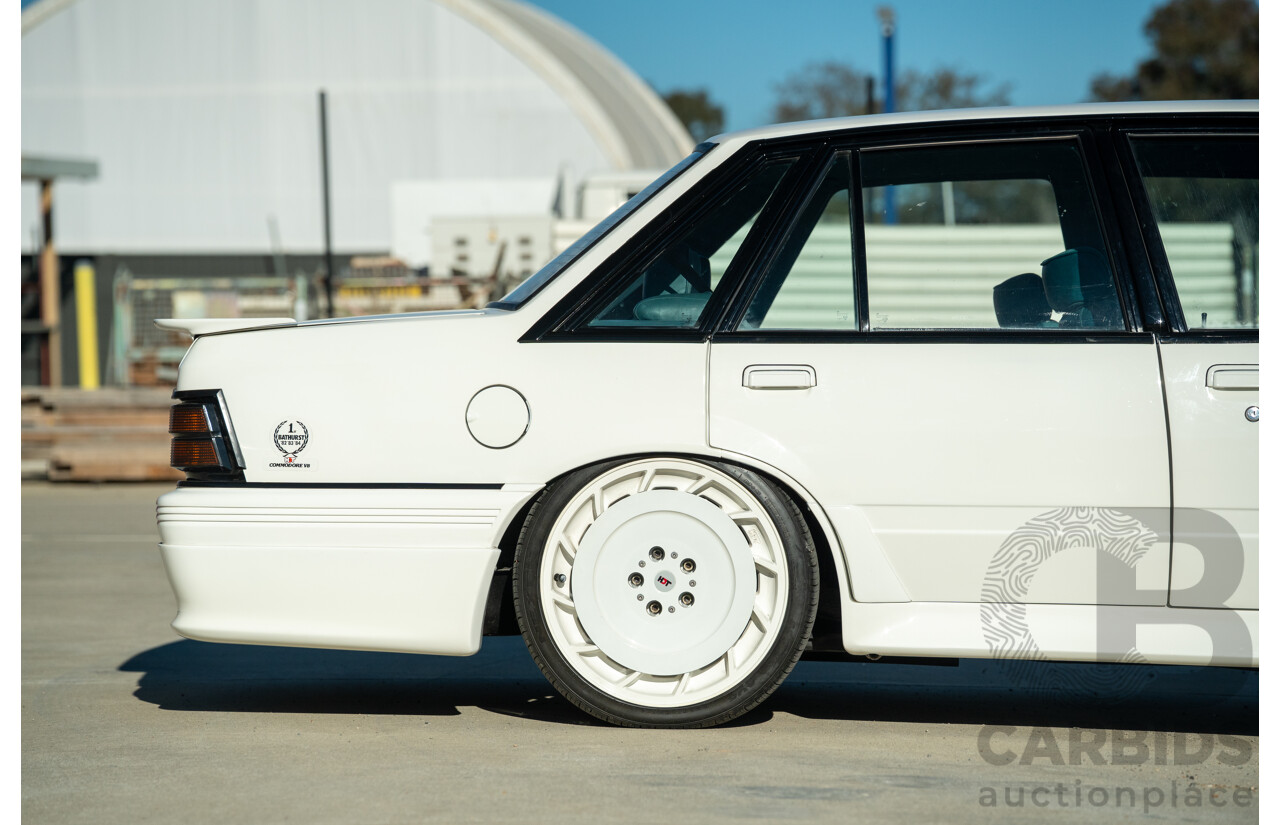 10/1984 Holden VK Commodore SL (134 Package) Groupe 3 Tribute 4d Sedan Alpine White V8 5.0L - Modified
