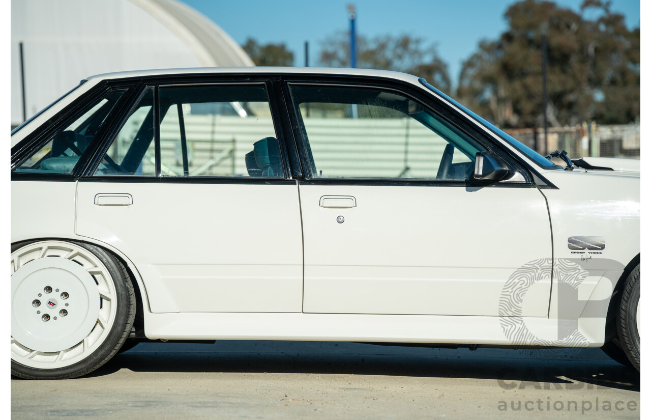 10/1984 Holden VK Commodore SL (134 Package) Groupe 3 Tribute 4d Sedan Alpine White V8 5.0L - Modified