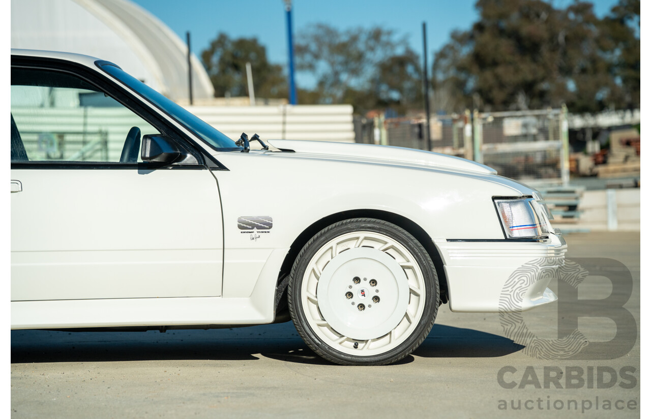 10/1984 Holden VK Commodore SL (134 Package) Groupe 3 Tribute 4d Sedan Alpine White V8 5.0L - Modified