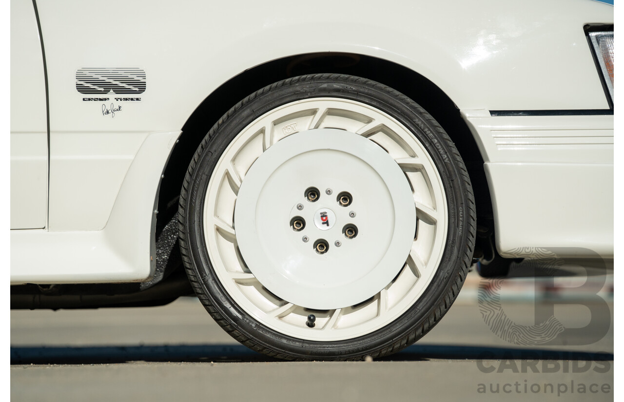 10/1984 Holden VK Commodore SL (134 Package) Groupe 3 Tribute 4d Sedan Alpine White V8 5.0L - Modified