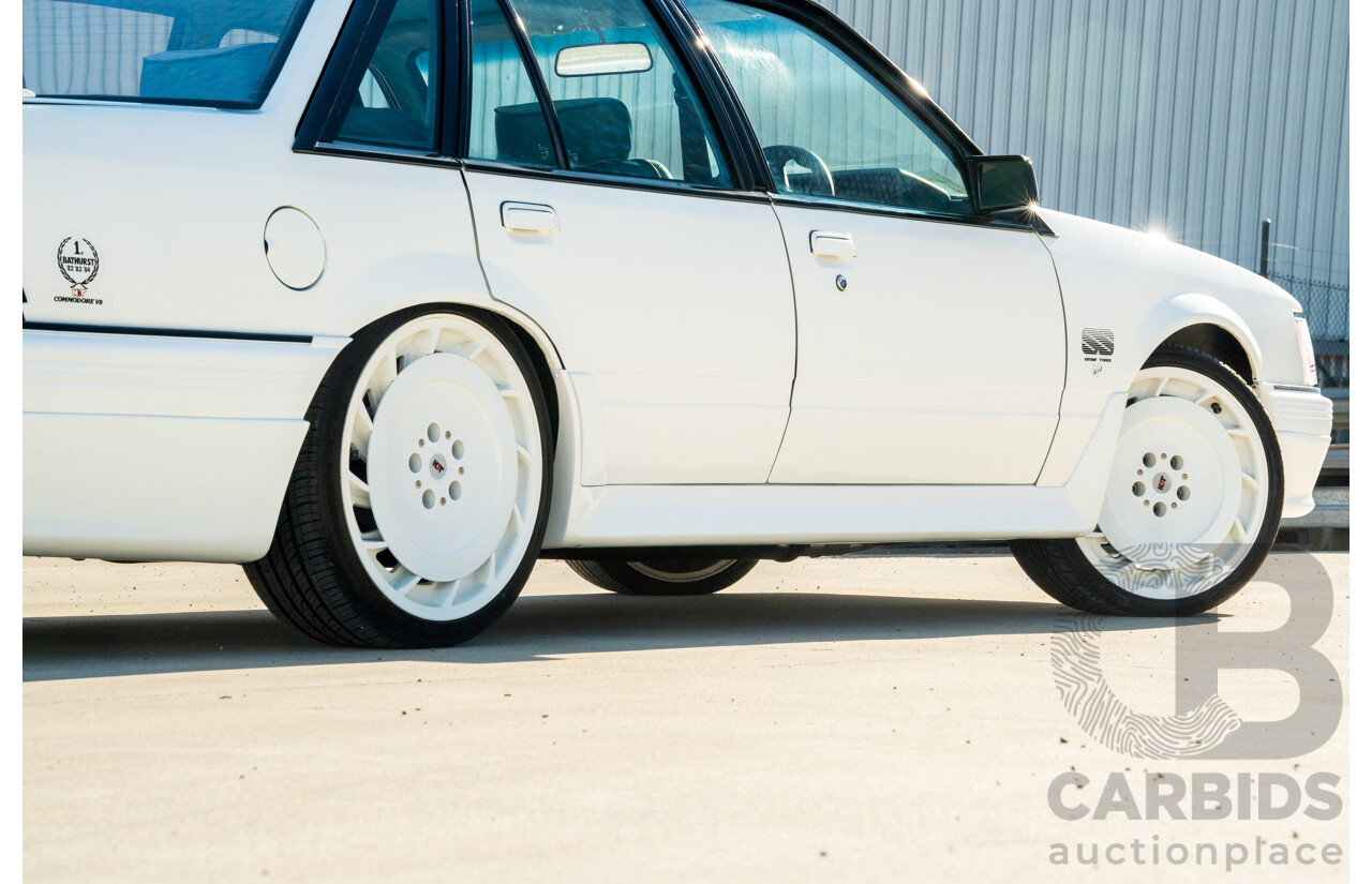 10/1984 Holden VK Commodore SL (134 Package) Groupe 3 Tribute 4d Sedan Alpine White V8 5.0L - Modified