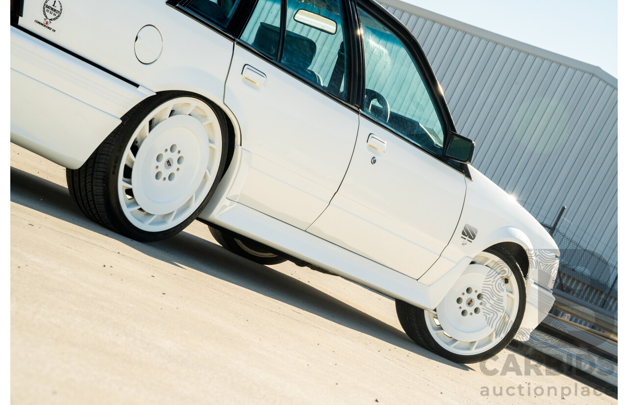 10/1984 Holden VK Commodore SL (134 Package) Groupe 3 Tribute 4d Sedan Alpine White V8 5.0L - Modified
