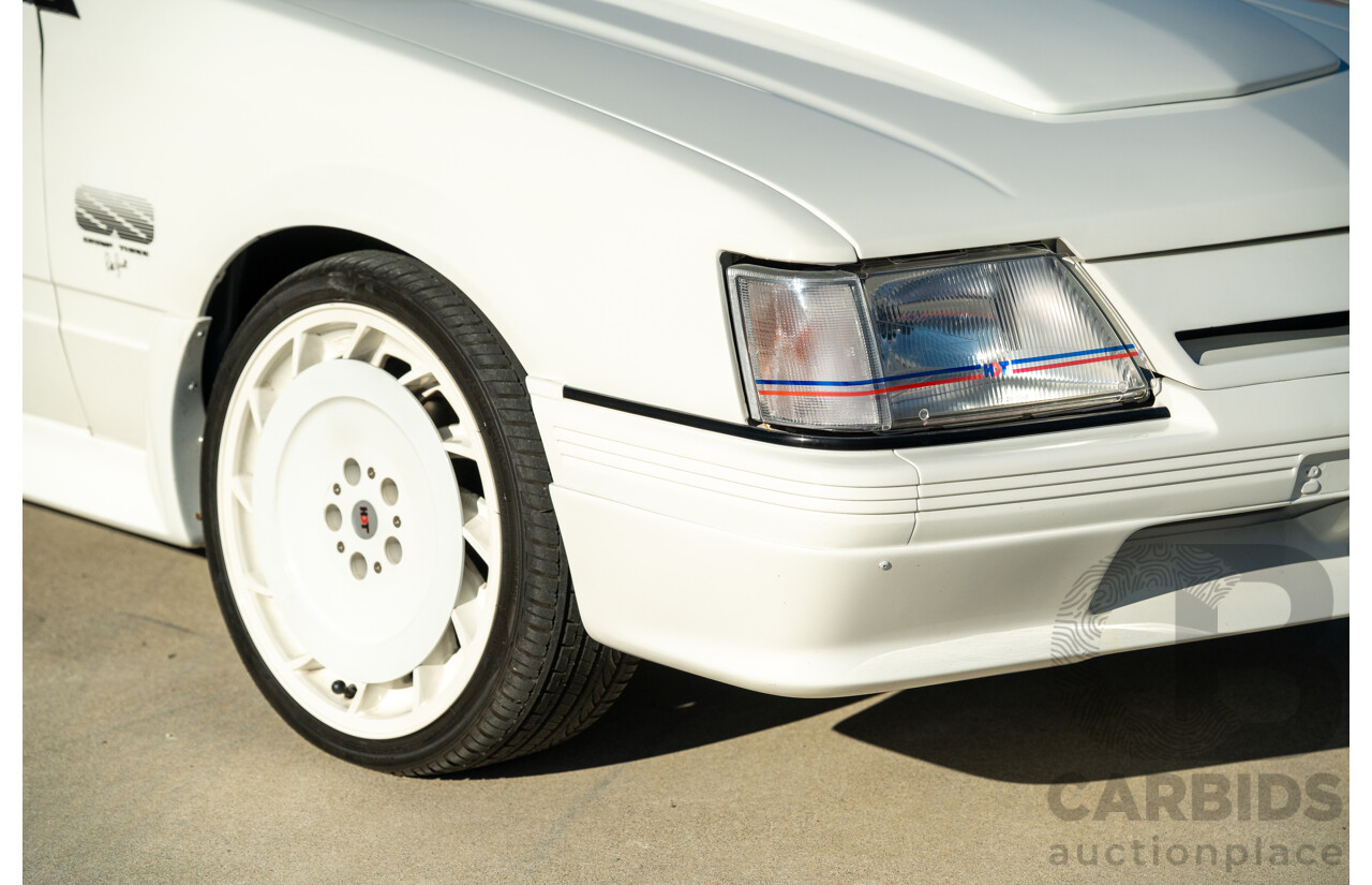 10/1984 Holden VK Commodore SL (134 Package) Groupe 3 Tribute 4d Sedan Alpine White V8 5.0L - Modified