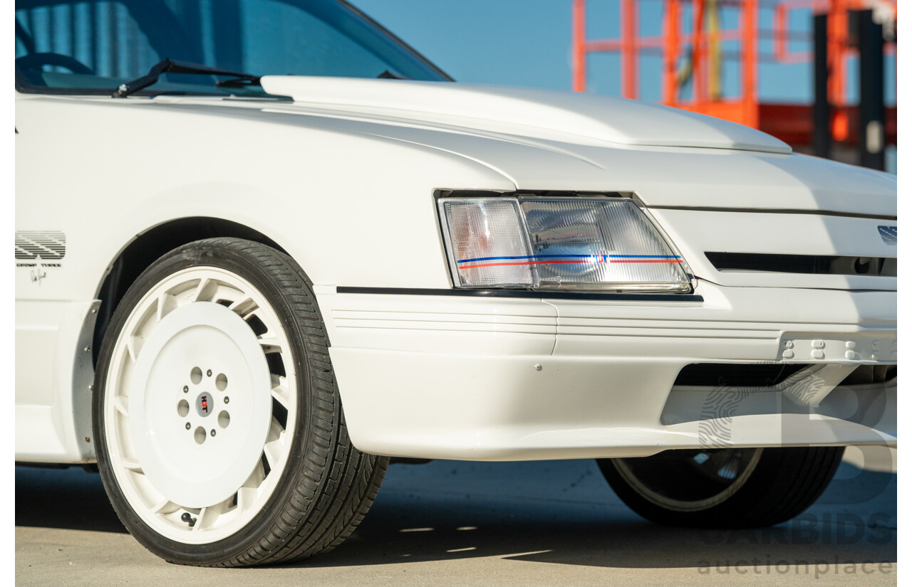 10/1984 Holden VK Commodore SL (134 Package) Groupe 3 Tribute 4d Sedan Alpine White V8 5.0L - Modified
