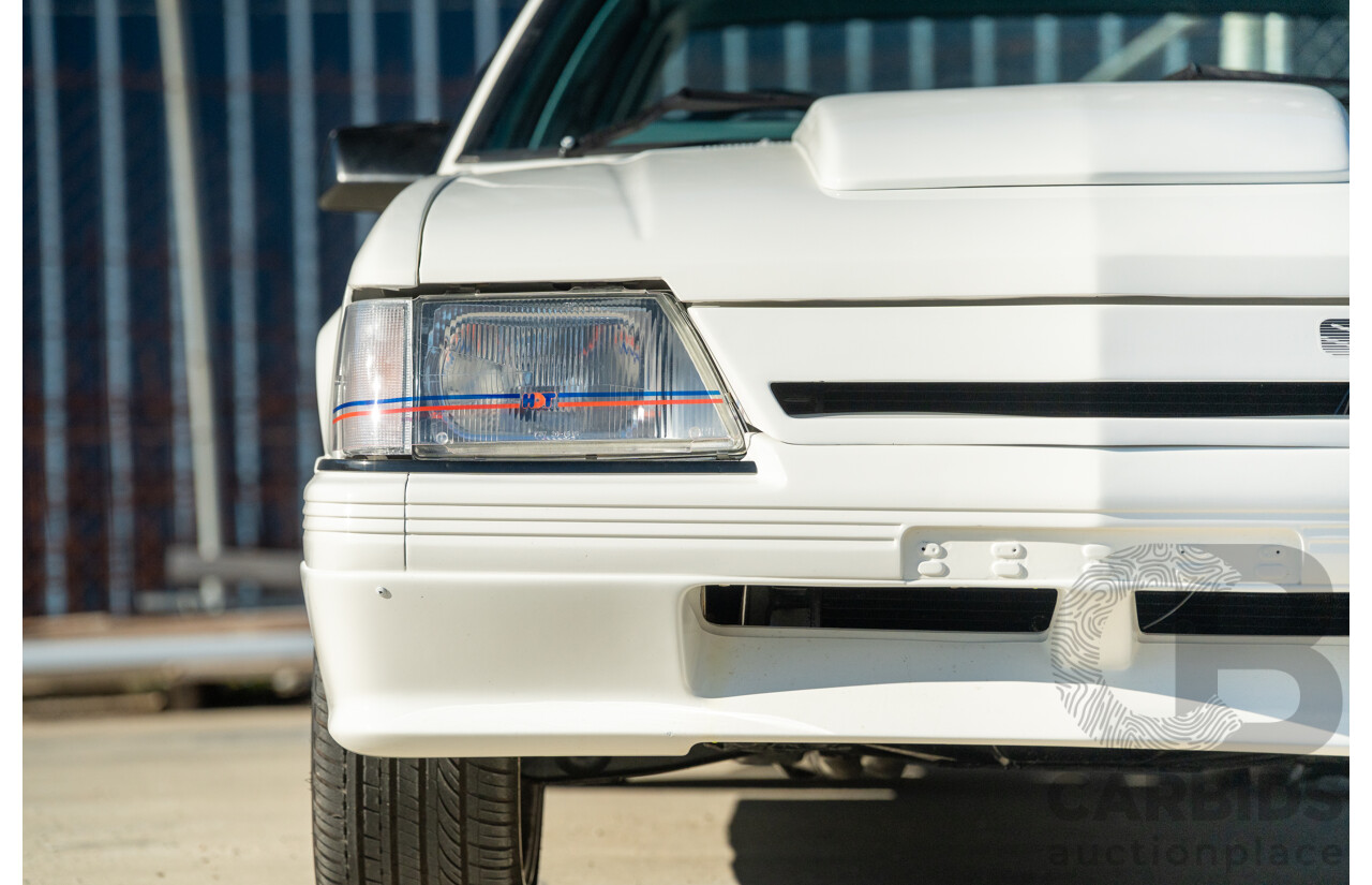 10/1984 Holden VK Commodore SL (134 Package) Groupe 3 Tribute 4d Sedan Alpine White V8 5.0L - Modified