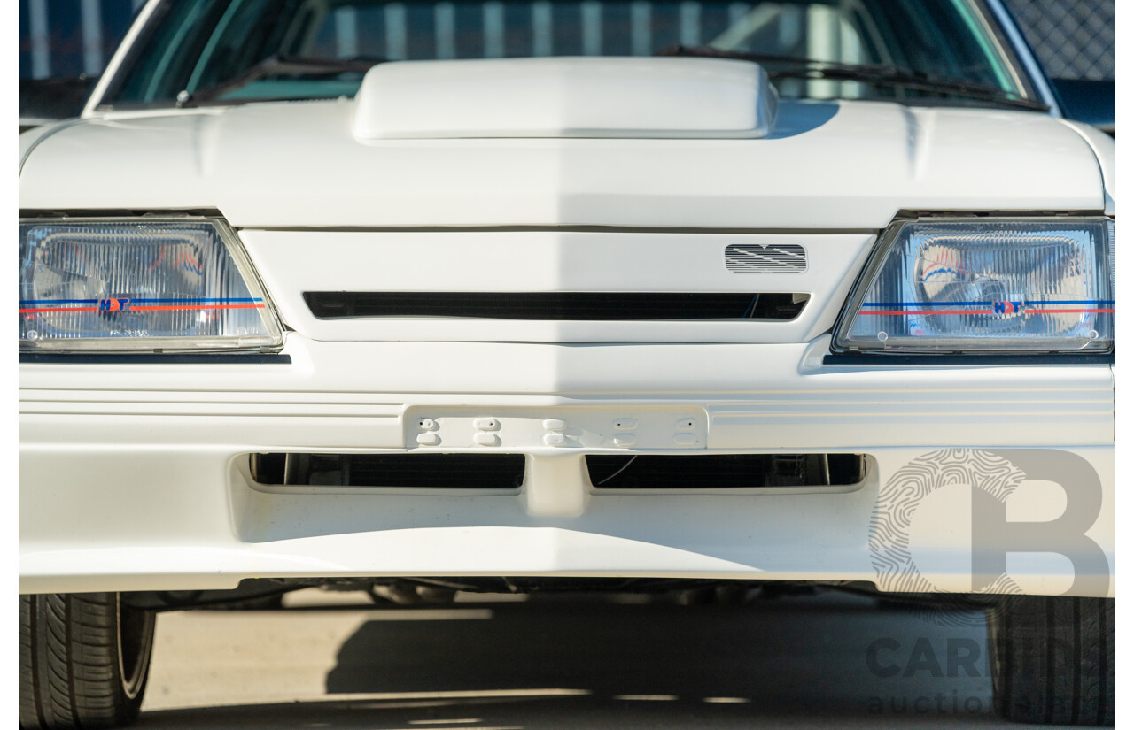 10/1984 Holden VK Commodore SL (134 Package) Groupe 3 Tribute 4d Sedan Alpine White V8 5.0L - Modified