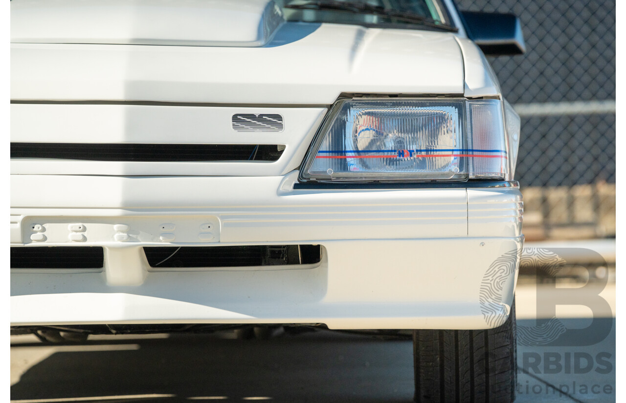10/1984 Holden VK Commodore SL (134 Package) Groupe 3 Tribute 4d Sedan Alpine White V8 5.0L - Modified