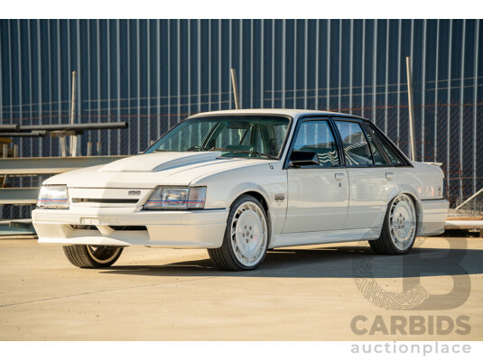 10/1984 Holden VK Commodore SL (134 Package) Groupe 3 Tribute 4d Sedan Alpine White V8 5.0L - Modified