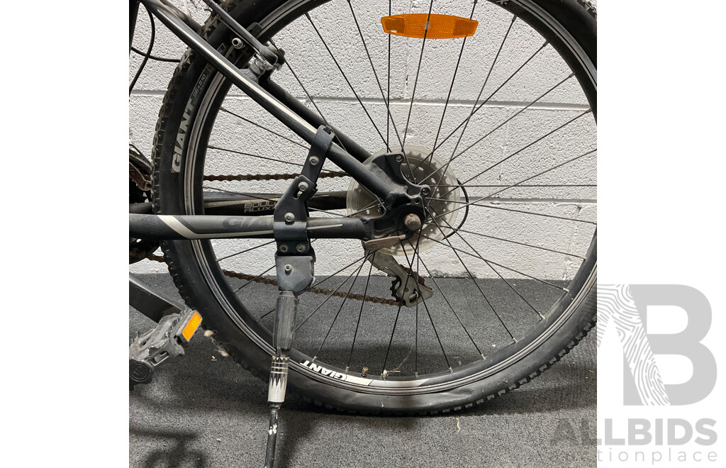 GIANT Revel Mountain Bike
