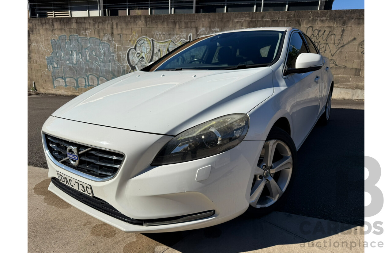 08/2014 Volvo V40 T4 LUXURY FWD M MY14 5D Hatchback White 2.0L