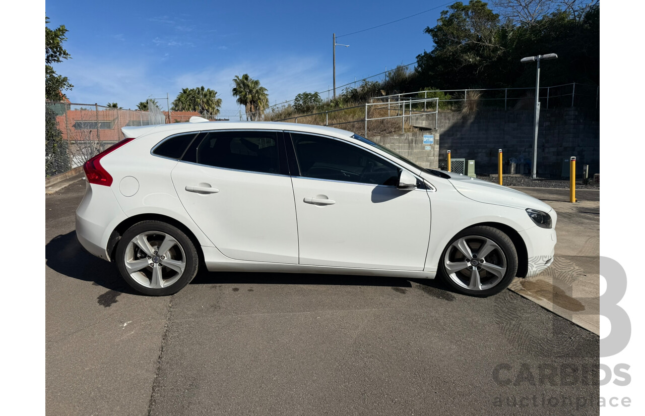 08/2014 Volvo V40 T4 LUXURY FWD M MY14 5D Hatchback White 2.0L