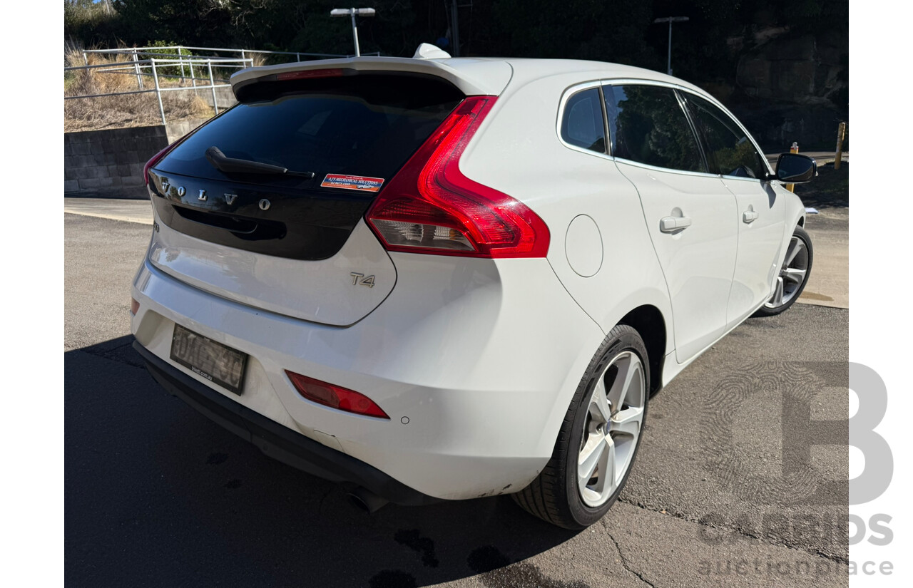 08/2014 Volvo V40 T4 LUXURY FWD M MY14 5D Hatchback White 2.0L