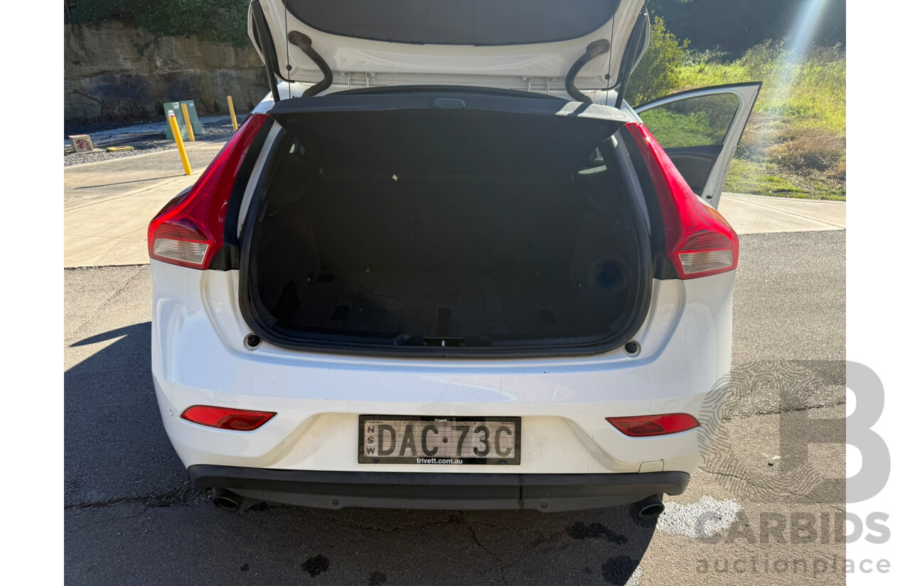 08/2014 Volvo V40 T4 LUXURY FWD M MY14 5D Hatchback White 2.0L