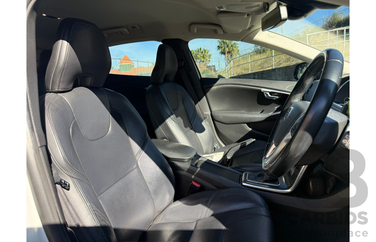 08/2014 Volvo V40 T4 LUXURY FWD M MY14 5D Hatchback White 2.0L