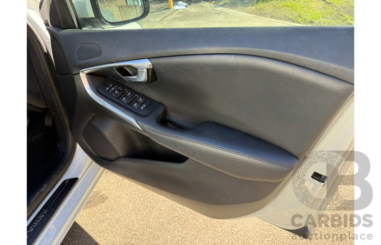 08/2014 Volvo V40 T4 LUXURY FWD M MY14 5D Hatchback White 2.0L