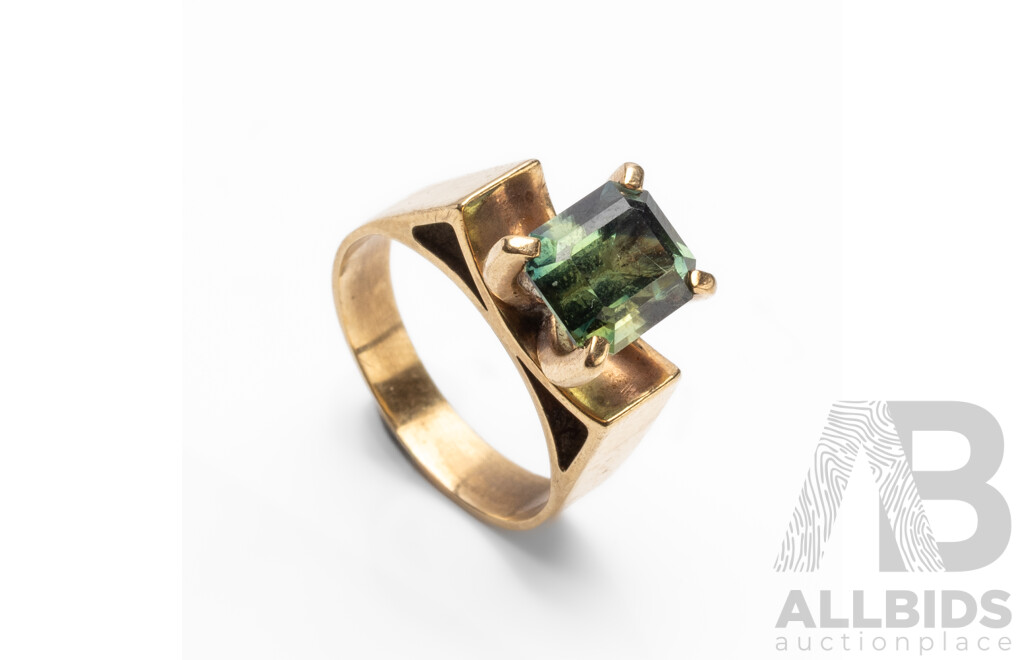 9ct Yellow Gold Solitaire Ring with Natural 'Parti' Sapphire. Size - K