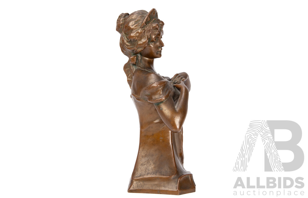 Good Reproduction Cast Bronze Figure of an Elegant Lady
