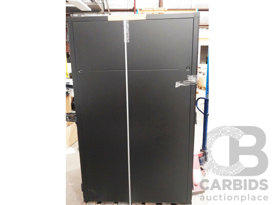 HITACHI 42RU Server Rack