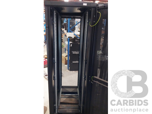 HITACHI 42RU Server Rack