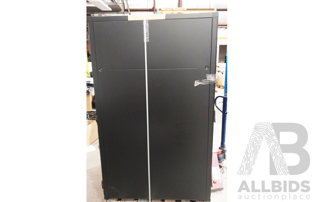HITACHI 42RU Server Rack