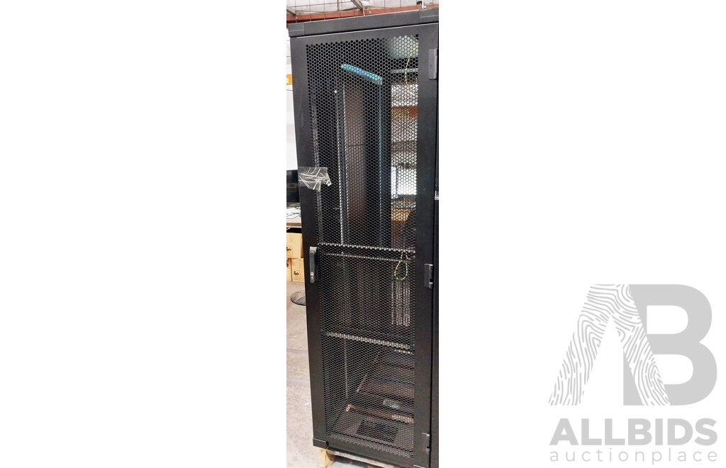 HITACHI 42RU Server Rack