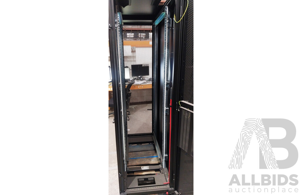 HITACHI 42RU Server Rack