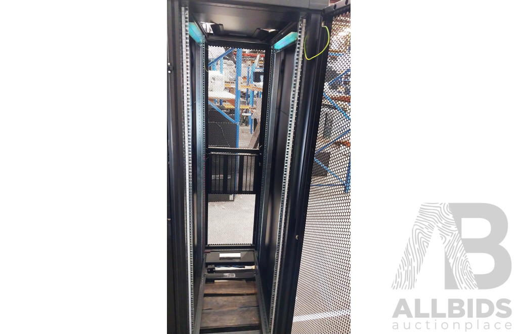 HITACHI 42RU Server Rack