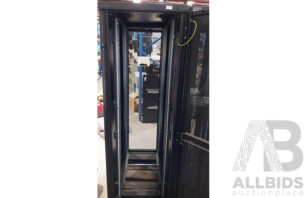 HITACHI 42RU Server Rack
