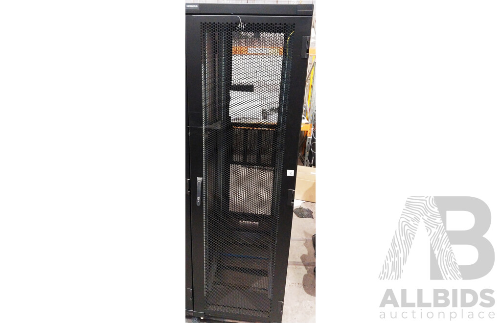 HITACHI 42RU Server Rack