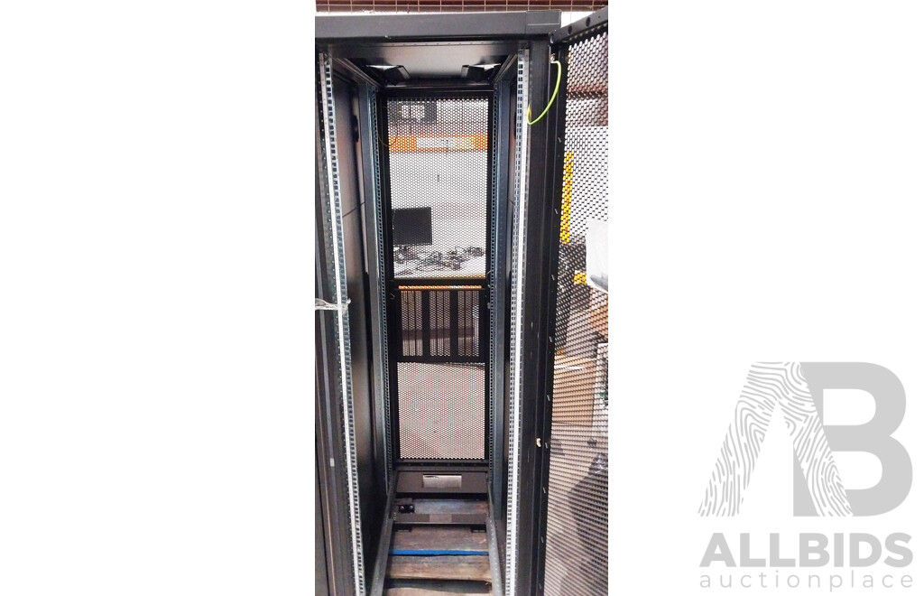 HITACHI 42RU Server Rack