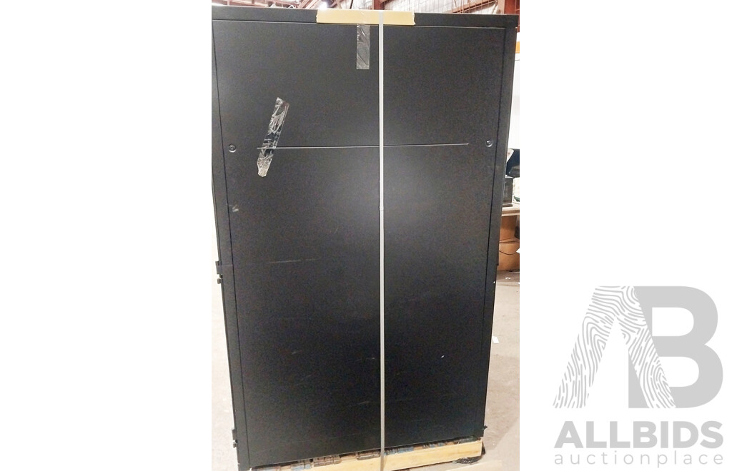 HITACHI 42RU Server Rack