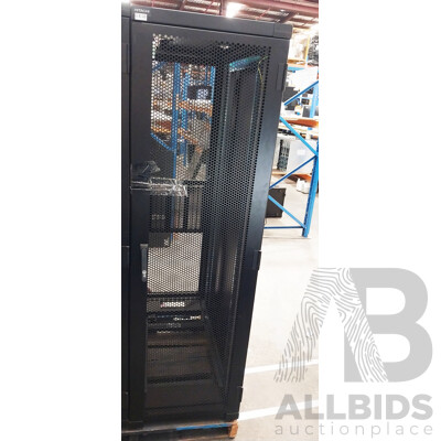 HITACHI 42RU Server Rack
