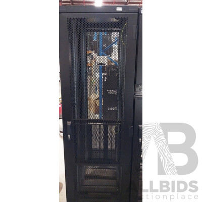 HITACHI 42RU Server Rack