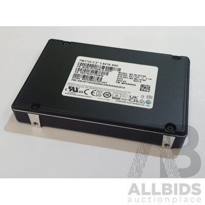 Samsung (MZ-WLR3T80) PM1733 3.84TB PCI Express 4.0 x4 NVMe 2.5-Inch Solid State Drive