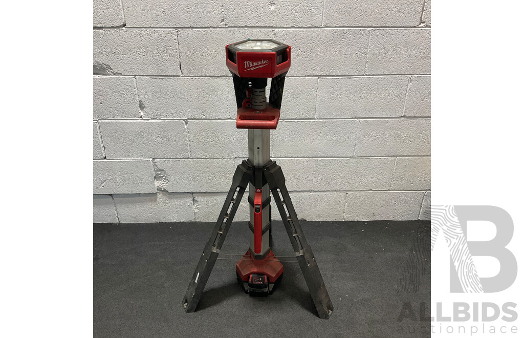 MILWAUKEE M18 Rocket Dual Power Tower Light, with Battery