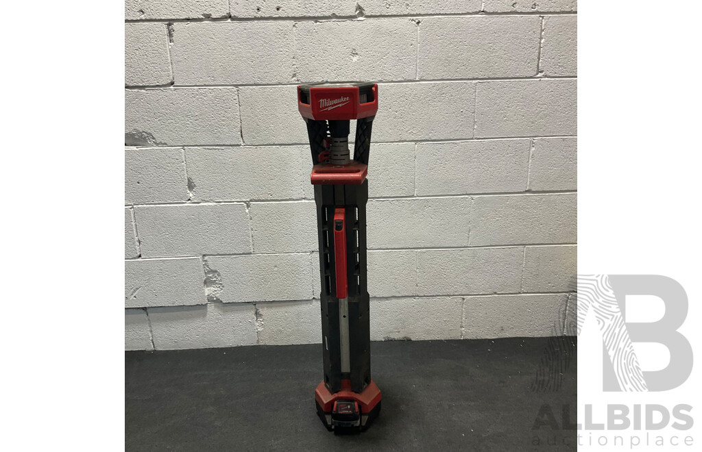 MILWAUKEE M18 Rocket Dual Power Tower Light, with Battery