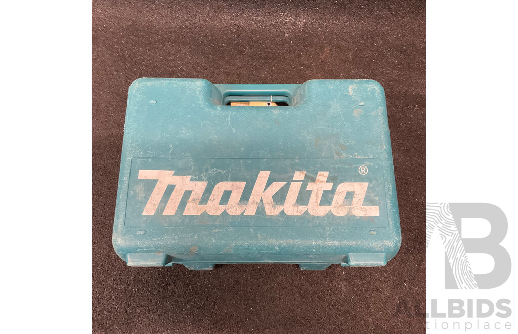 MAKITA 100mm Angle Grinder GA4030 with Case