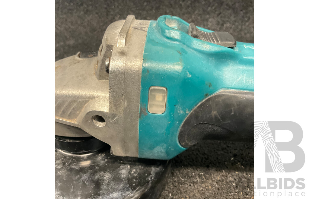 MAKITA DGA452 18V Angle Grinder with 18v 6.0ah Battery