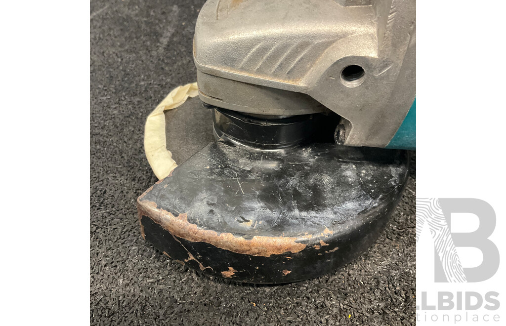 MAKITA DGA452 18V Angle Grinder with 18v 6.0ah Battery