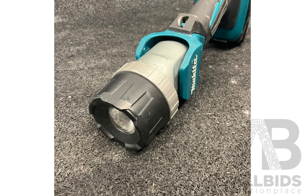 MAKITA DML808 18V LXT Cordless Adjustable Beam LED Flashlight with 18v 5.0ah Battery