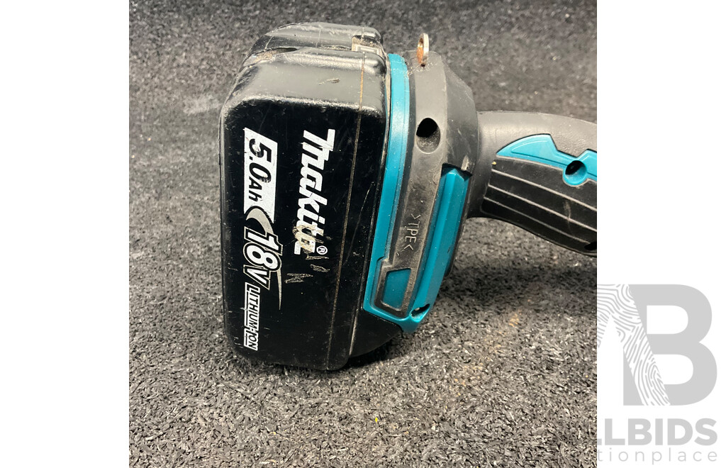 MAKITA DML808 18V LXT Cordless Adjustable Beam LED Flashlight with 18v 5.0ah Battery