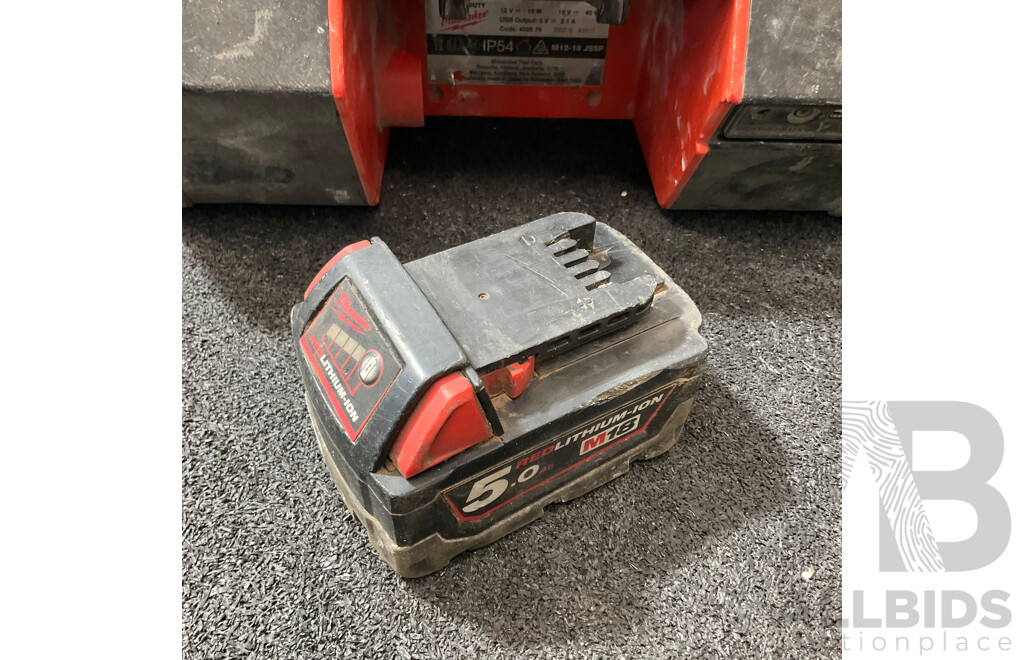 MILWAUKEE M12-18 Jobsite Radio Speaker (JSSP) with 5.0Ah Battery