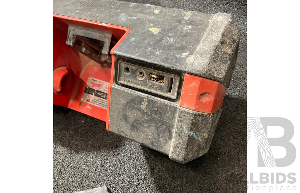 MILWAUKEE M12-18 Jobsite Radio Speaker (JSSP) with 5.0Ah Battery