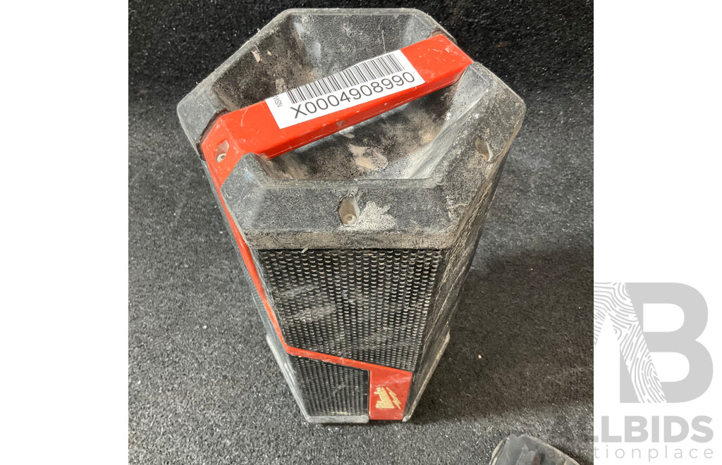 MILWAUKEE M12-18 Jobsite Radio Speaker (JSSP)  with 5.0Ah Battery