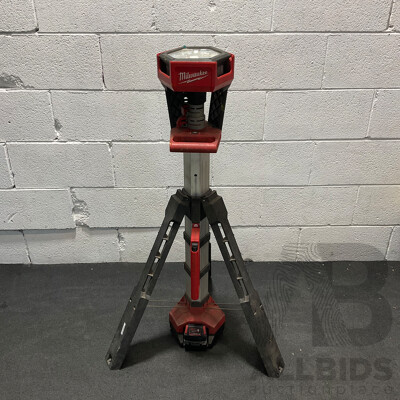 MILWAUKEE M18 Rocket Dual Power Tower Light, with Battery