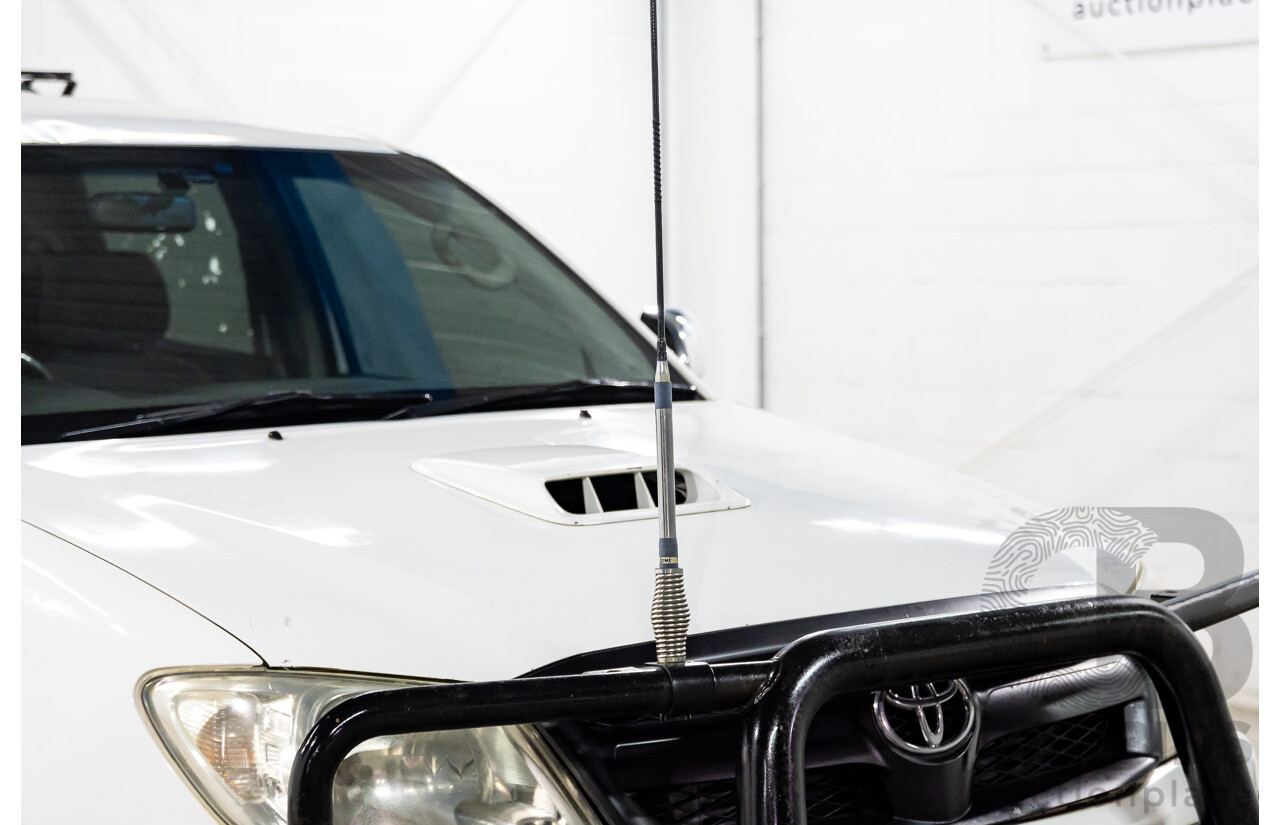 09/2009 Toyota Hilux SR (4x4) KUN26R 08 Upgrade Dual C/Chas Arctic White Turbo Diesel 3.0L